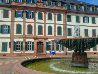 Darmstadt- leśne pieczarki, najbrzydszy dom towarowy świata i dom bez kantów